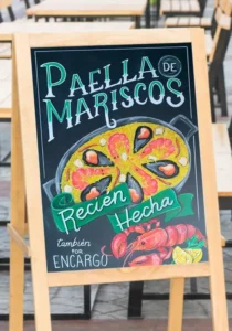 Pizarra ilustrada a mano - paella y mariscos