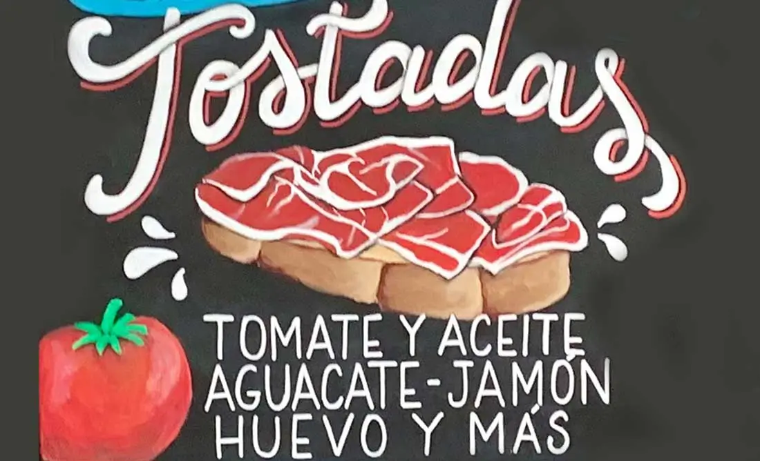 Pizarra artesanal con mensaje personalizado para promoción de platos especiales