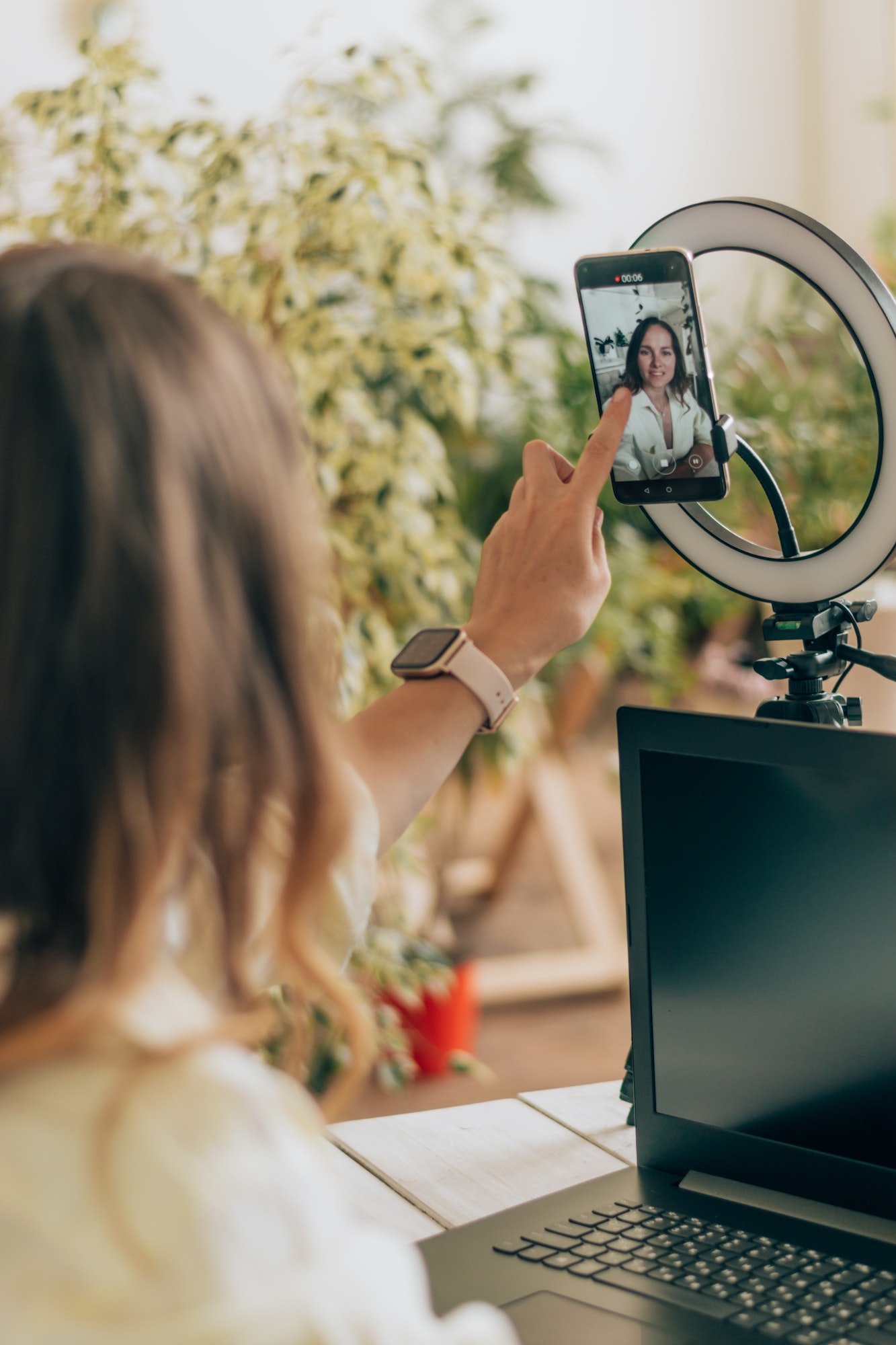 a young woman influencer leads a live broadcast in social media